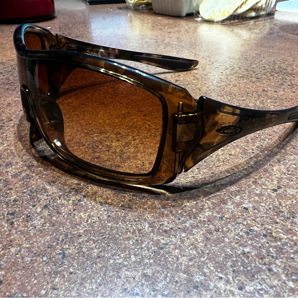 Women’s polarized Foresake Oakley sunglasses